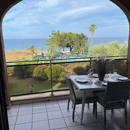 Grand Les Pieds Dans L'eau *